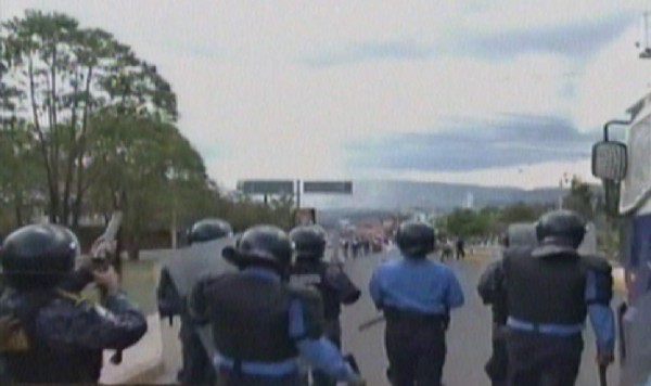 Policías y supuestos estudiantes se enfrentan en la Unah