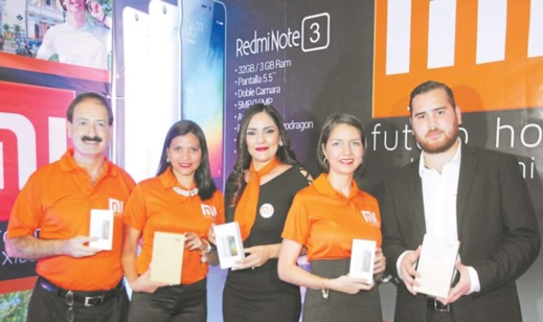 Acosa presenta los celulares marca MI