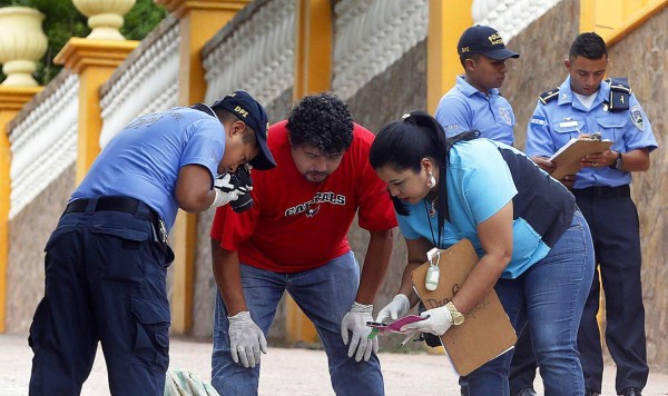 Envuelto en sábana lanzan cadáver frente a cementerio