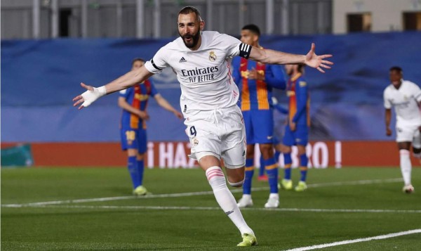 Karim Benzema celebrando su golazo en el clásico contra el Barcelona.