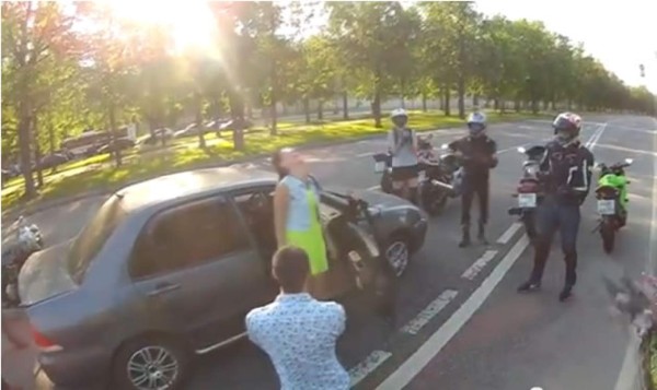 Video viral de un joven que finge violenta pelea para pedirle matrimonio a su novia