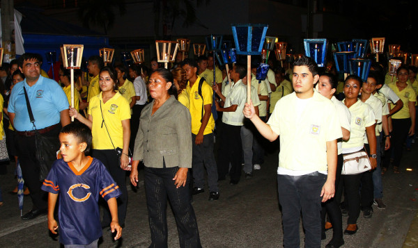 Creatividad y entrega se vive en tributo a la patria