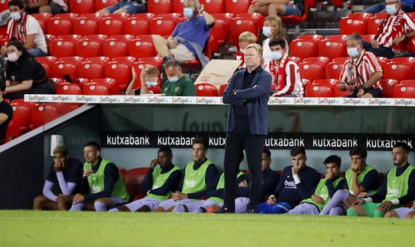 BILBAO 21/08/2021.- El entrenador del F.C Barcelona Ronald Koeman (c) en el partido correspondiente a la segunda jornada de LaLiga que Athletic de Bilbao y FC Barcelona disputan este sábado en San Mamés. EFE/LUIS TEJIDO