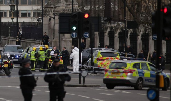 Atentado en Londres deja 4 muertos y varios heridos