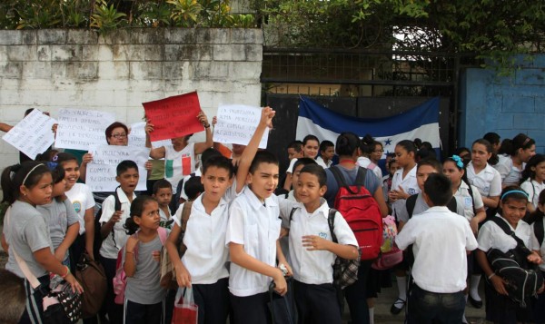 Padres de familia de escuela Leopoldo Aguilar no aceptan a nueva directora