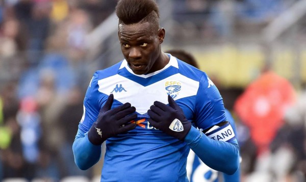 Brescia le rescinde el contrato a Mario Balotelli