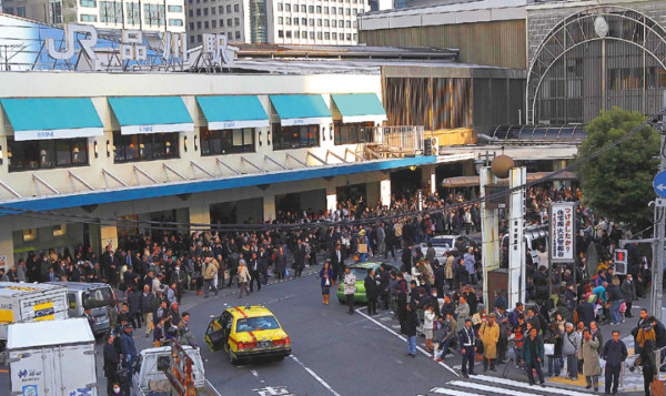 Tsunami embiste un barco y dos trenes