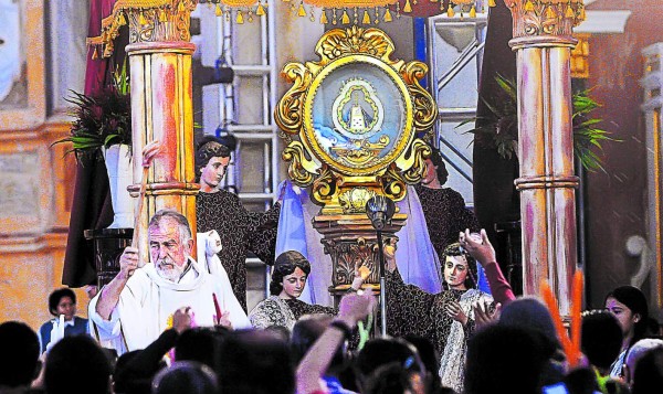 Miles de hondureños de fiesta en honor a la Virgen de Suyapa