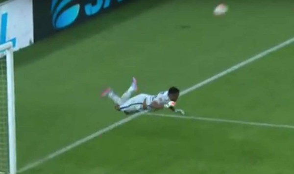 VIDEO: Un portero africano imita el escorpión de Higuita