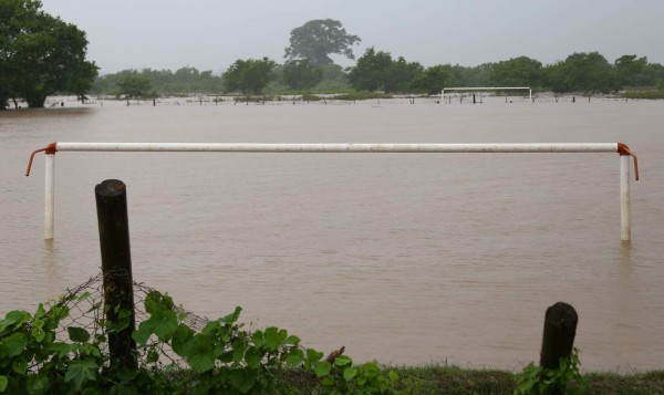 Inundaciones y caos dejan lluvias en el norte de Honduras