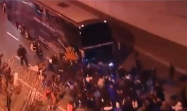 Vídeo: Enfadados por el resultado, ultras del Oporto le paran el bus