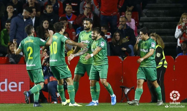 La Real Sociedad se bajó al Granada y alcanza al Barcelona y Real Madrid en la cima de España