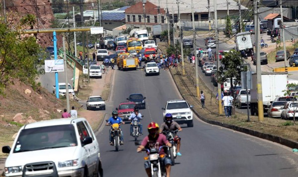Muere motociclista atropellado por camión de bomberos que iban a apagar incendio