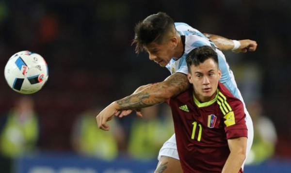 Gol agónico salvó empate 2-2 de Argentina ante una sorprendente Venezuela