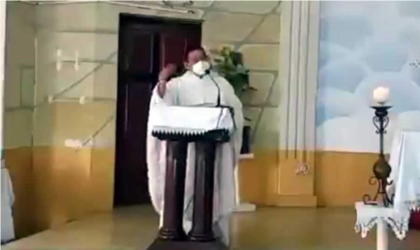 En plena misa, Padre atiza contra el Real España tras perder el clásico ante Marathón