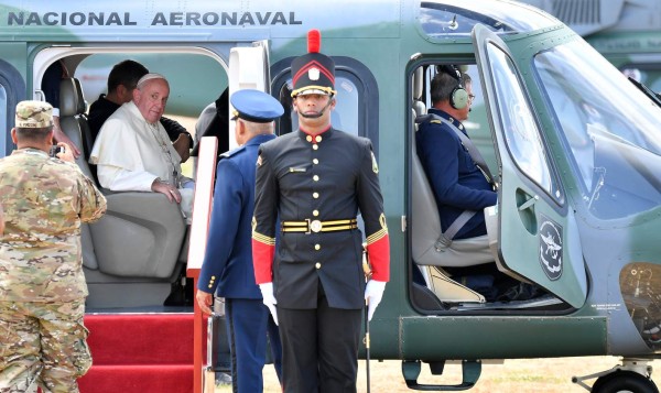 El papa se detiene a cantarle feliz cumpleaños a una 'viejita' en Panamá