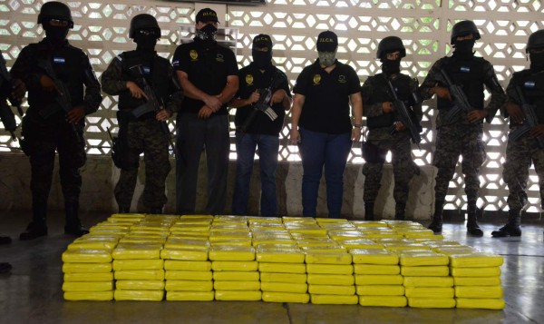 Trasladan los 651 kilos de cocaína a base militar de la capital de Honduras