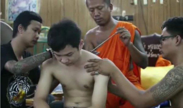 Tailandia: Miles de devotos asisten a un festival de tatuaje ritual