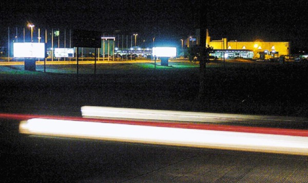 Bulevar al aeropuerto continúa a oscuras