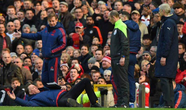 Video: Van Gaal se desplomó para simular falta no cobrada