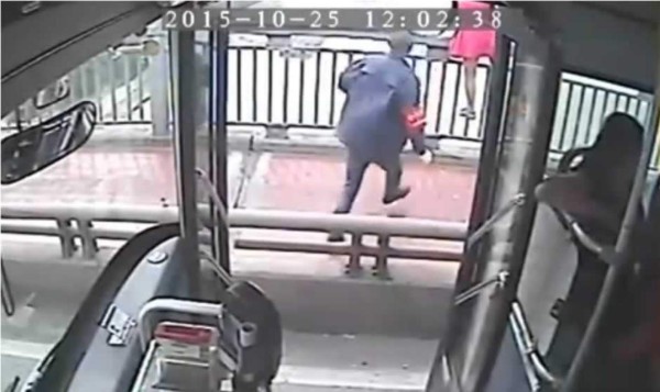 Conductor de autobús salva a una mujer cuando pretendía suicidarse