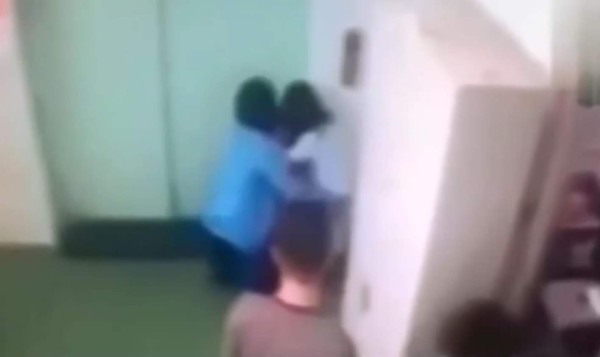 Hombre trata de violar a mujer en el trabajo frente a sus compañeros