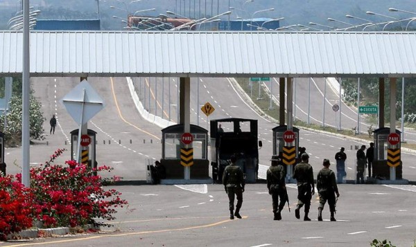 Maduro ordenó soldar contenedores al puente Tienditas: Colombia