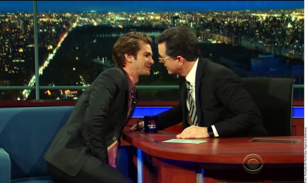 Andrew Garfield vuelve a besar ¡a otro hombre!