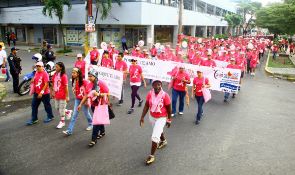 Visten de rosa calles en apoyo a la lucha contra el cáncer de mama