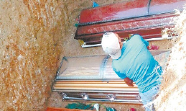 Sepultan a familia asesinada en Olancho