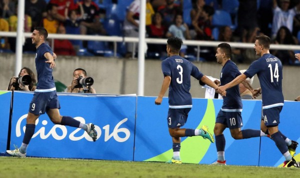 Argentina se recupera, vence a Argelia y peleará el boleto con Honduras