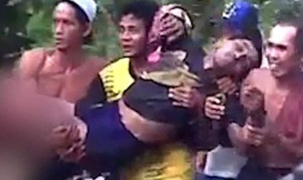 El momento cuando un cocodrilo le arranca la pierna a un hombre