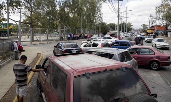 Nicaragüenses desbordan los supermercados tras el primer caso de COVID-19