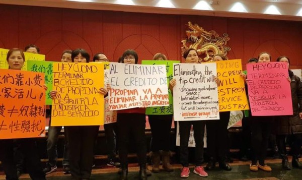 Fotografía de archivo del 29 de enero de 2019, donde aparece un grupo de personas durante una protesta organizada por la asociación de trabajadores 'Justice Will be Served' y de empresarios 'New York City Hospitality Aliance', frente a un restaurante de China Town en Nueva York (Estados Unidos). EFE