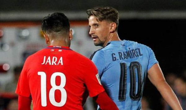 ¿Otra vez? Chileno Gonzalo Jara manoseó a otro jugador uruguayo
