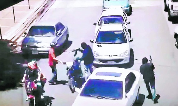 Video: Cámaras captan atraco a motociclista en Tegucigalpa