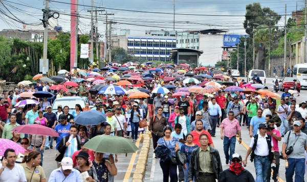 Médicos y maestros se manifiestan en Tegucigalpa frente al Hospital Escuela