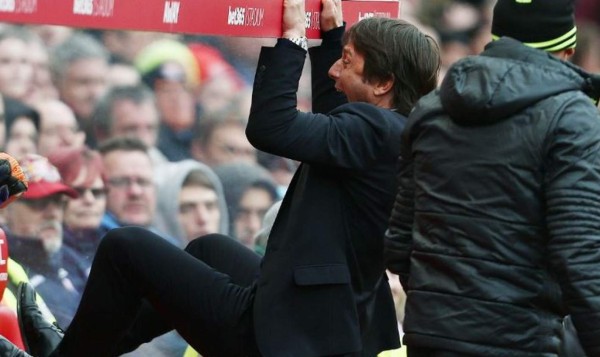 El descontrolado festejo de Antonio Conte frente al Stoke