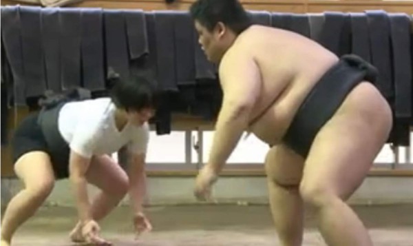Un puñado de mujeres en japón se han sumado al deporte del sumo. Foto AFP.