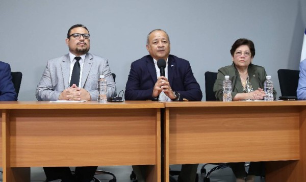 Salvador Nasralla ve posible el reintegro de policías depurados