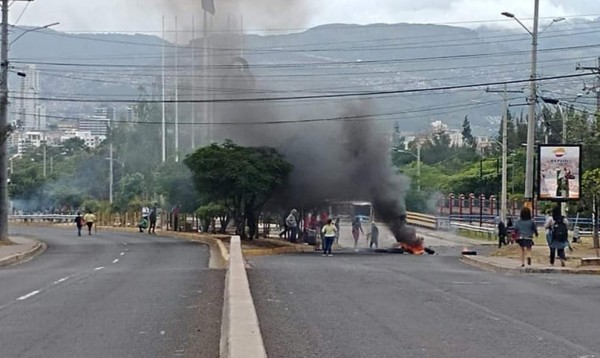Estudiantes encapuchados destruyen un bus con piedras en Tegucigalpa