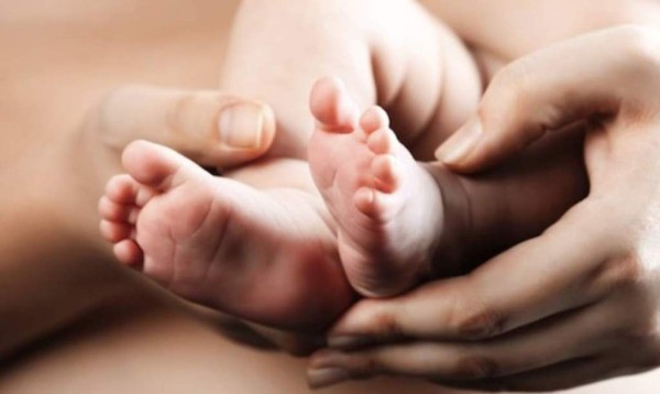 Mujer dio luz a su bebé mientras se quitaba la vida