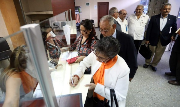 Presentan prueba contra diputados y magistrados ante el Ministerio Público