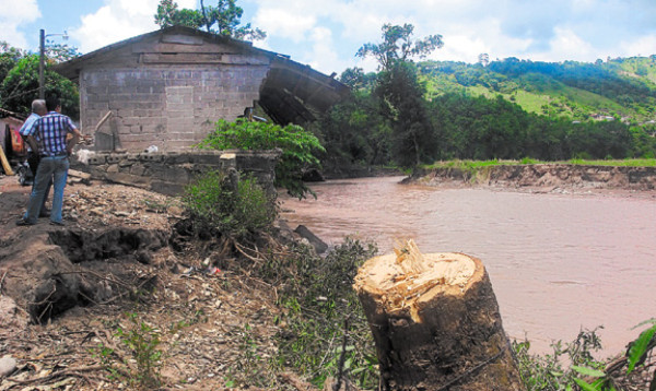 Deslizamientos y derrumbes dejan lluvias en occidente