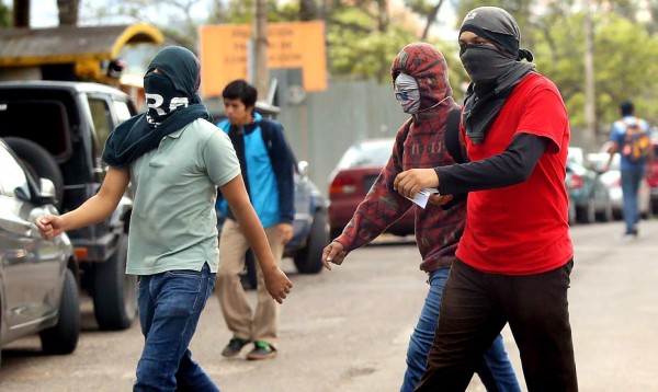 Encapuchados no sueltan los edificios de la Unah