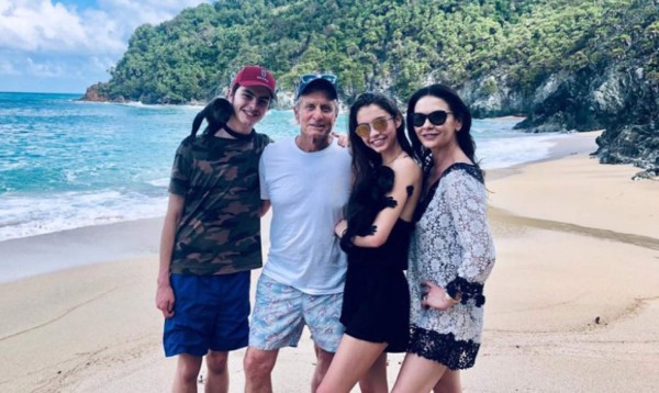 Michael Douglas y Catherine Zeta-Jones despiden el año en Roatán   
