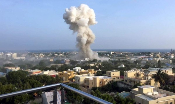 Al menos 13 muertos al estallar 3 coches bomba ante dos hoteles en Mogadiscio
