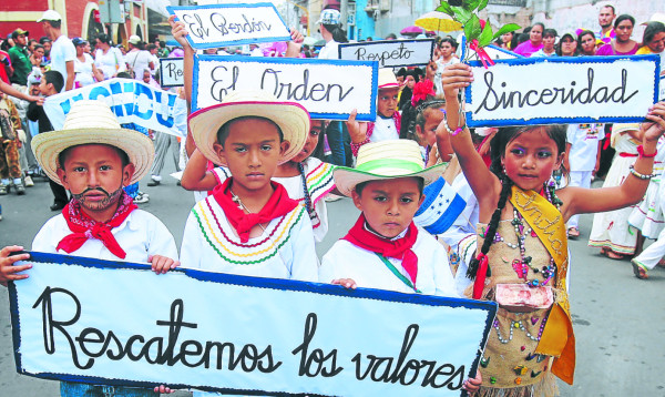 Pequeños demuestran su amor por la patria