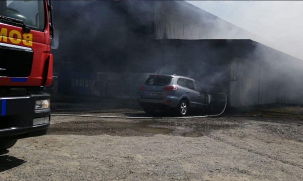 Vehículo explota e incendia fábrica en San Pedro Sula