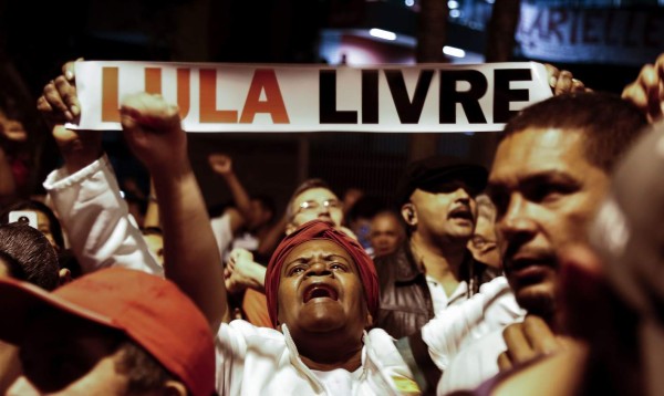 Lula se queda en prisión pero vuelve a centrar los focos en Brasil